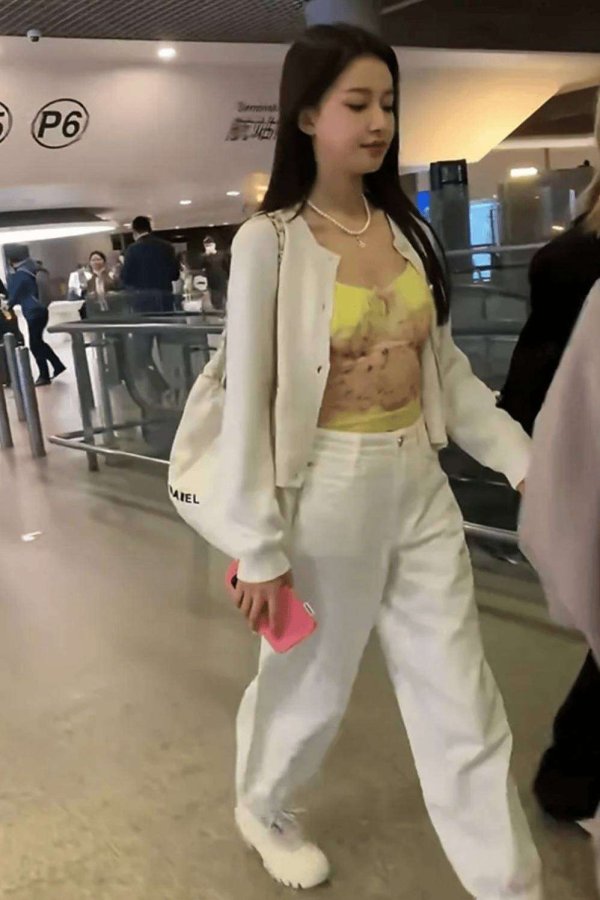 配资门户网官方平台 孙怡离婚后造型大胆突破！肚兜搭配阔腿裤引爆全场，网友惊叹：这身材太绝了