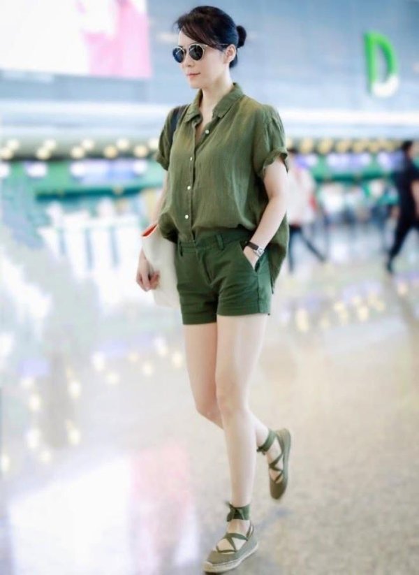 个人配资平台 54岁俞飞鸿靠这招穿成24？“上松下紧”显瘦秘籍快收好！